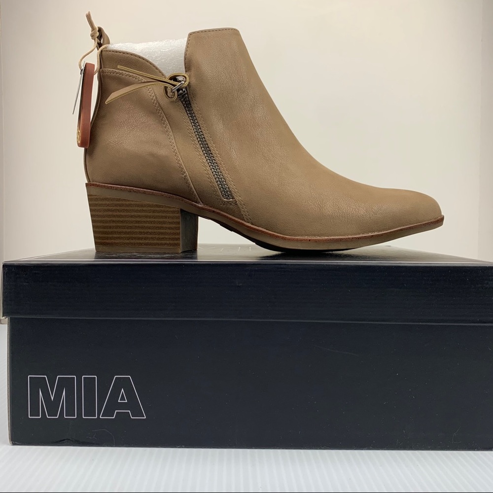 NIB Mia Neil Side Zip Stacked Bootie Sz 10 Taupe